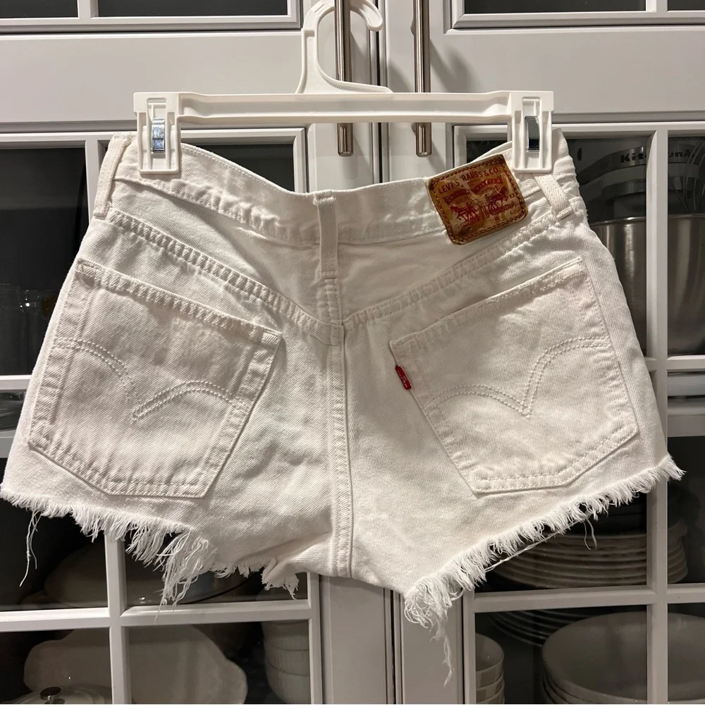 Levi's White Distressed Jean Shorts‎ - Picture 2 of 6